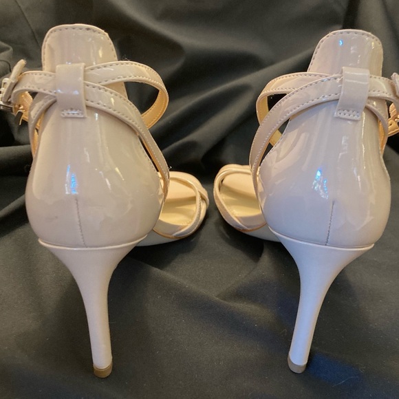 NWOT Michael Kors Beige Kimberly Heels - Picture 6 of 7